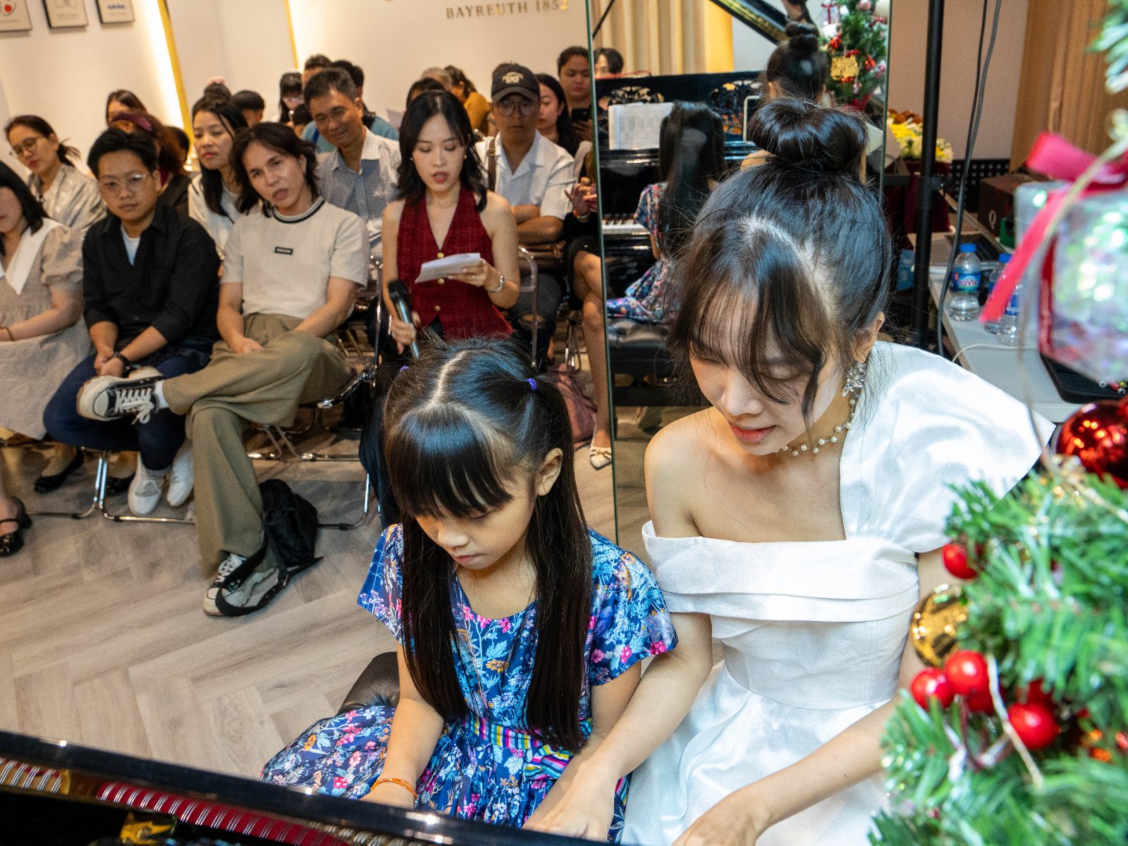 Học viên luyện tập chơi piano