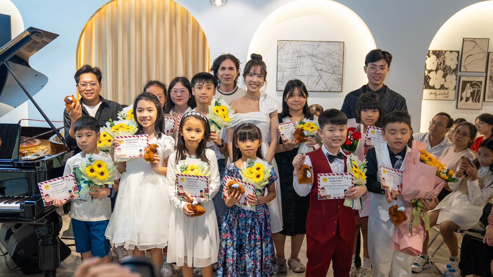 Học viên luyện tập piano với cô giáo
